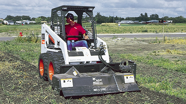 山貓S130滑移裝載機(jī)